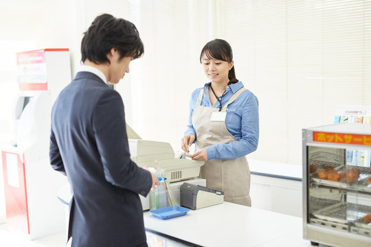 店で働くスタッフ 