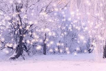 Fond de vacances de Noël avec des flocons de neige de couleur