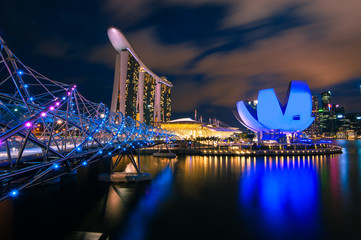 Obraz premium MARINA BAY, SINGAPORE - Aug. 18, 2013 : Helix Bridge with the Marina bay sands, Singapore travel landmark