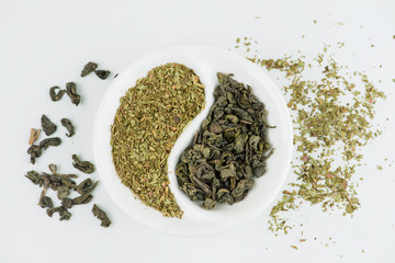 Green leaf tea versus herbal tea in the Yin-Yang shaped plate
