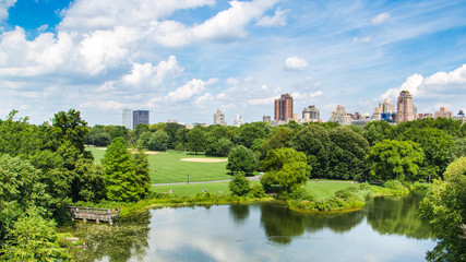 Vista de Central Park desde uno de sus lagos, donde se puede ver el Skyline del Eastside - obrazy, fototapety, plakaty
