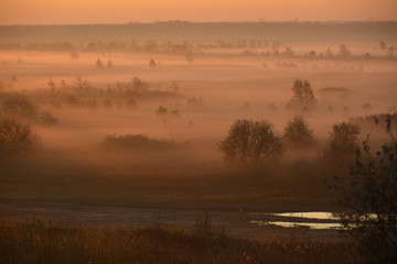 Nebelland in der neuen Landschaft nach dem Bergbau