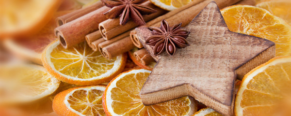 Gewürze und Orangen