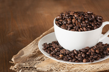 Fototapeta na wymiar Kaffeetasse mit gerösteten Kaffeebohnen