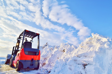 除雪をするフォークリフト