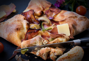Angeschnittene Pizza Calzone 