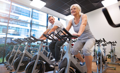 Fototapeta na wymiar Senior couple exercising in gym 
