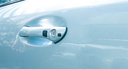 Portiera auto grigia metalizzato di gran lusso e perfettamente rifinita. La macchina è pulita e lucidata.