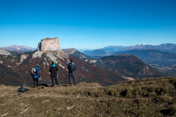 Randonnée dans le Vercors à l' automne , personnes regardant le paysage
