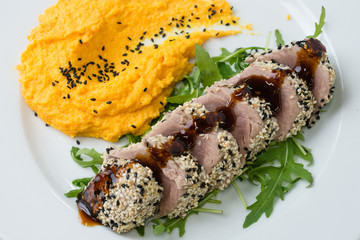 Tuna steak with sesame seeds and mashed sweet potatoes