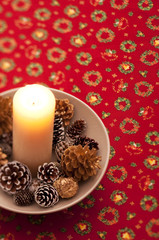 キャンドルとマツカサ