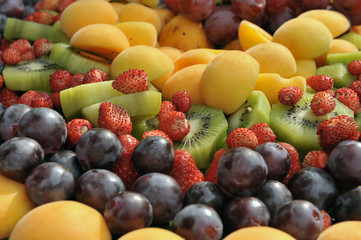 Frutta fresca, estate - uva - kiwi - fragole - albicocche - macedonia