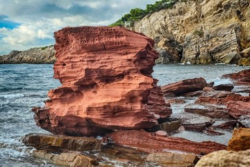 Un gros rocher de roches rouges