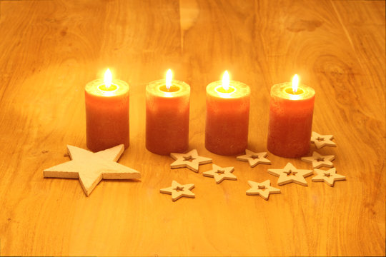 Weihnachtsmotiv Kerzen und Sterne