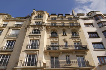 Fototapeta na wymiar Façade d'immeuble ancien à Paris