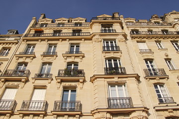 Fototapeta na wymiar Façade d'immeuble à Paris 