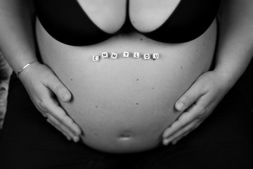 Babybauch mit Namen s/w