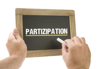 Partizipation Hand schreibt auf Kreidetafel