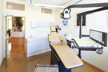 Modernes Behandlungszimmer beim Zahnarzt