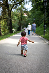 Niño pequeño andando primeros pasos - 127812200