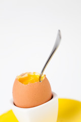 oeuf à la coque avec une cuillère
