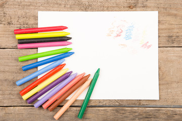 Obraz premium Crayons and paper on the desk
