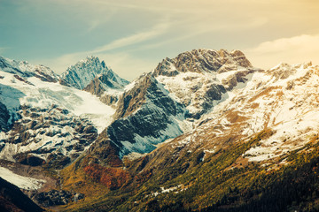 Panele Szklane  Górski jesienny krajobraz z kolorowym lasem i wysokim szczytem