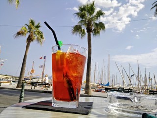 Cocktail sur la table d'une terrasse du port de Sanary-sur-Mer