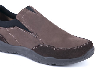 sapato masculino em pele castanha fundo branco