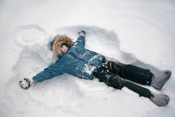 Fototapeta na wymiar A child in the snow