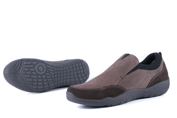 sapato masculino em pele castanha fundo branco