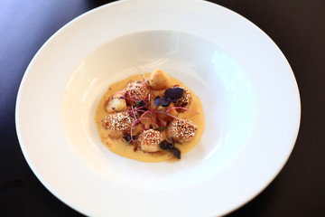 Scallops with corn cream, roasted garlic and amaranth popcorn