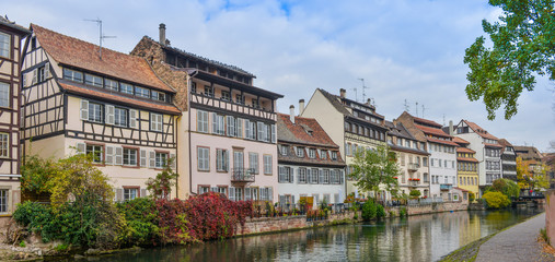 Fototapeta na wymiar Strasbourg, water canal and nice house in Petite France area.