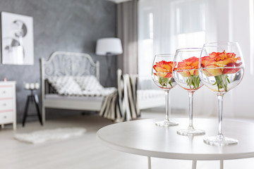 Decoration with roses and glasses