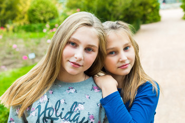 Obraz premium beautiful girls walking in the summer park