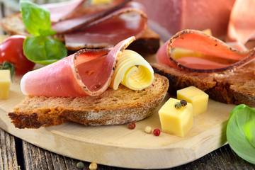 Südtiroler Speckjause mit frischem Steinofenbrot und Bergkäse - South Tyrolean bacon snack with fresh stone oven baked bread and mountain cheese	