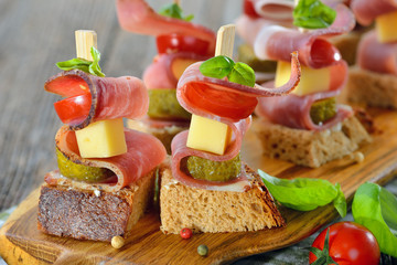Südtiroler Fingerfood: Häppchen mit  Bauernbrot, Speck und Bergkäse - South Tyrolean appetizers: farmhouse bread with bacon and mountain cheese