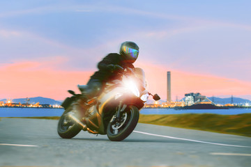 Fototapeta premium młody mężczyzna jedzie motocykl turystyczny sport na autostradach asfaltowych ag