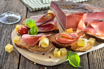 Südtiroler Speckjause mit frischem Steinofenbrot und Bergkäse - South Tyrolean bacon snack with...