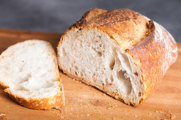 miche de pain coupée