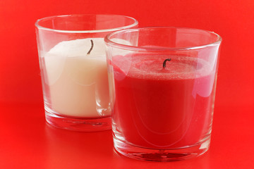 Dos velas apagadas en blanco y rojo