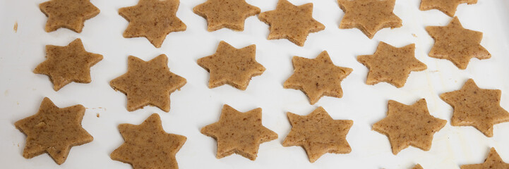 Backblech mit Teig in Sternform, Weihnachtsplätzchen