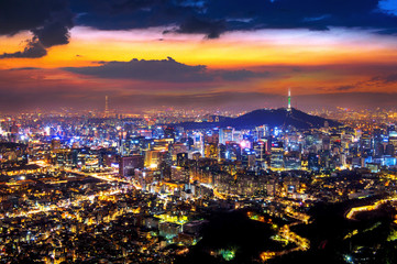 Fototapeta premium View of downtown cityscape and Seoul tower in Seoul, South Korea.
