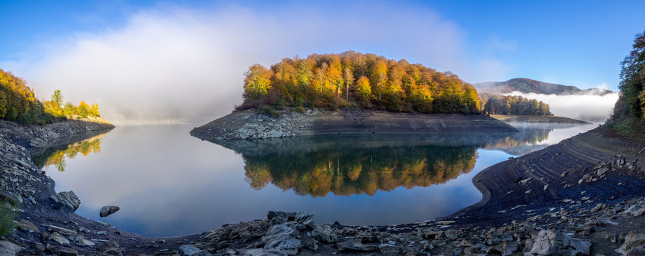 Panoramica del embalse de Irabia en la Selva de Irati 