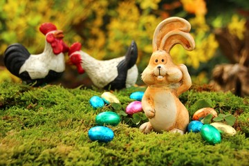 osterhase und ostereier im garten