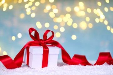 Weihnachtsgeschenk mit roter festlicher Schleife