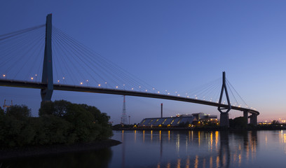 Fototapeta na wymiar Köhlbrandtbrücke im Hamburg am Abend