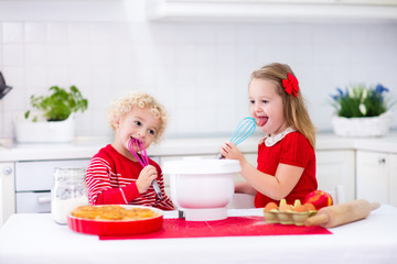 Kids baking apple pie