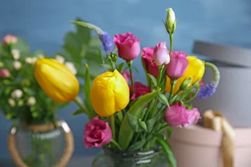 Crédence de cuisine en verre imprimé Fleuriste Beau bouquet de fleurs sur fond de couleur