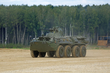 Obraz premium Armored personnel carrier in the field